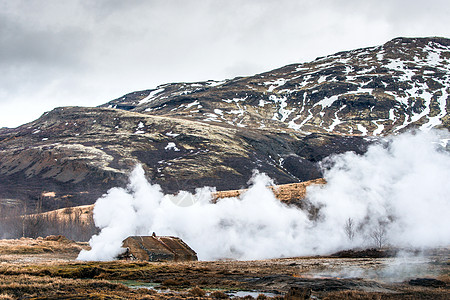 冰岛的Strokkur间歇泉地热活动的蒸汽舱图片