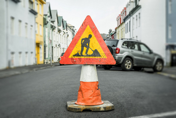 街道上圆锥形的路标图片