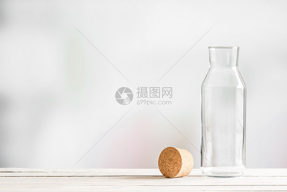 木制桌子上棕色软木塞的璃瓶图片