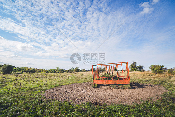 乡村风景中个红色笼子的乡村田野图片