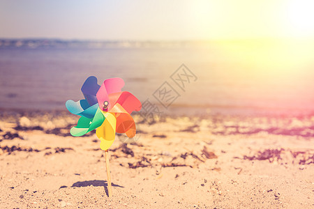 夏天的玩具风车沙滩上图片