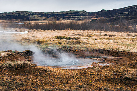 冰岛大自然的水坑里煮水图片