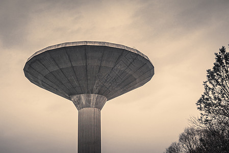 丹麦多云天气下的水设施塔图片