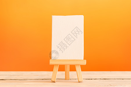 画布三脚架上的桌子上橙色的背景图片