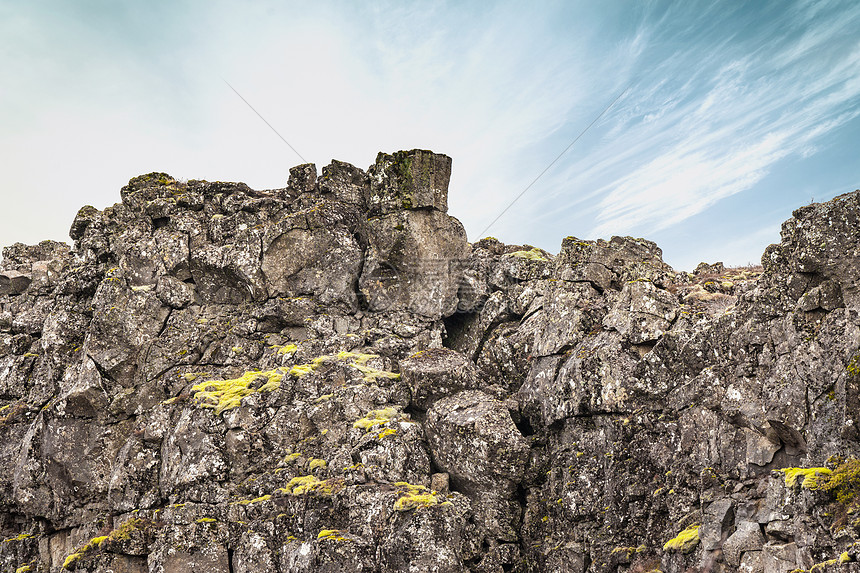 冰岛粗糙的悬崖上绿色的苔藓图片