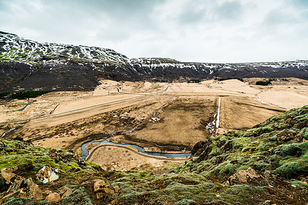 冰岛悬崖上苔藓的山景图片