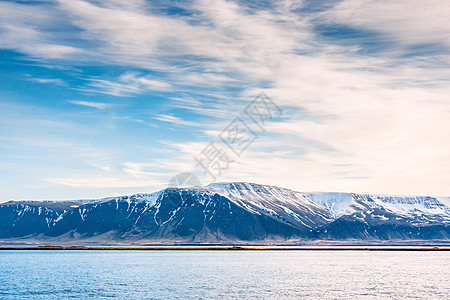 冰岛海洋中的山脉景观图片