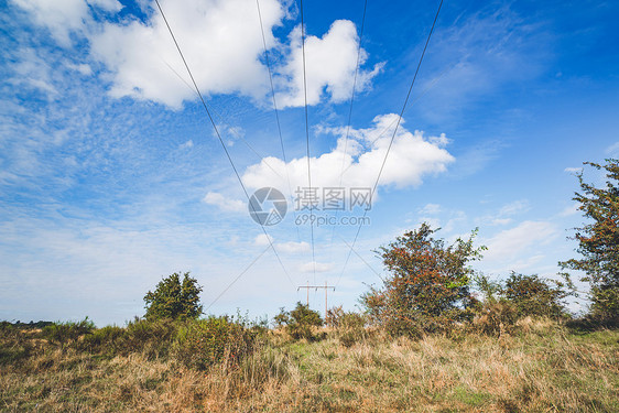 草原景观中塔架上的电线图片