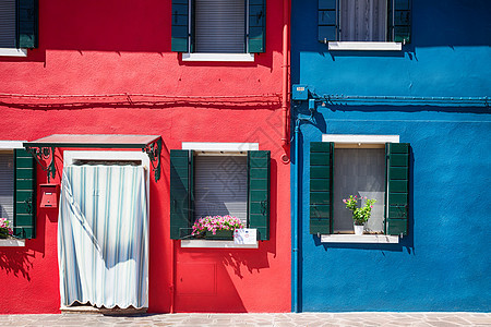 意大利威尼斯省博拉诺岛上窗户的彩色房屋立图片
