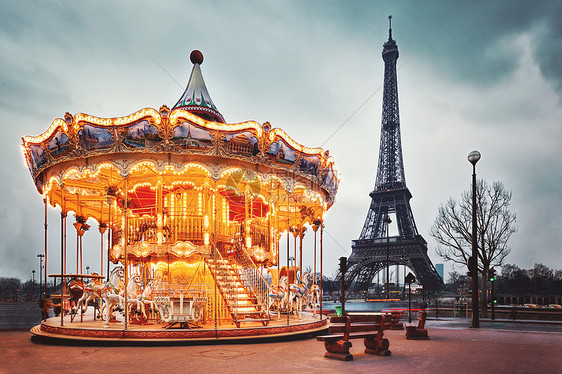 照明老式木马靠近埃菲尔铁塔,巴黎图片