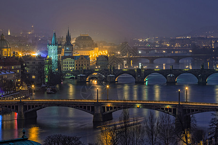 捷克共国布拉格桥梁的空中夜景图片