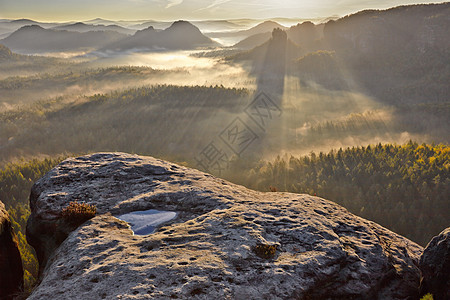 雾蒙蒙的克莱纳温特伯格捷克共国瑞士波西米亚公园日出图片