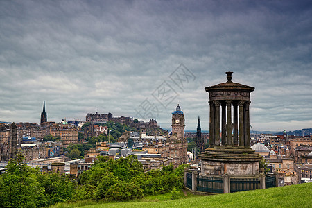 苏格兰卡尔顿山观看爱丁堡天际线与爱丁堡城堡苏格兰纪念碑图片