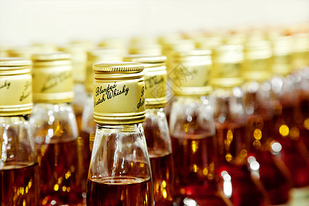 瓶苏格兰威士忌的特写镜头图片