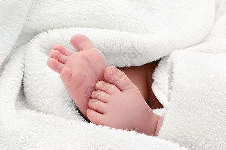 婴儿的脚穿着白色浴巾高清图片