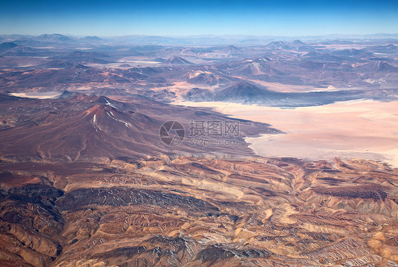 智利阿塔卡马沙漠火山的鸟瞰图图片