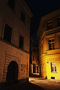 布拉格的夜晚,照亮了神秘的狭窄小巷图片