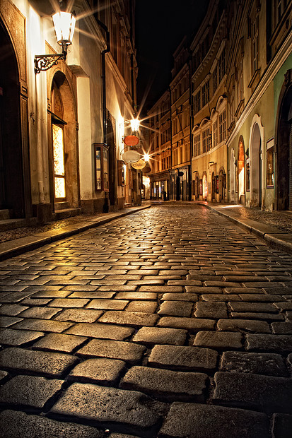 神秘的狭窄小巷,晚上布拉格灯笼图片