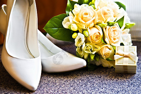 结婚戒指盒子里,花来自玫瑰高跟鞋图片