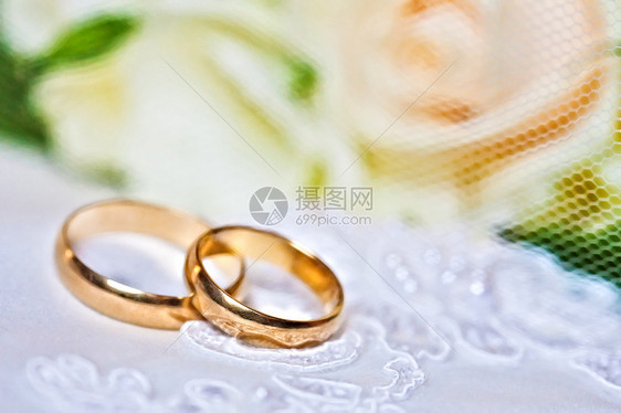 结婚戒指与花玫瑰与浅道夫图片