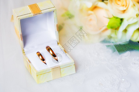 结婚戒指个盒子里,玫瑰花图片