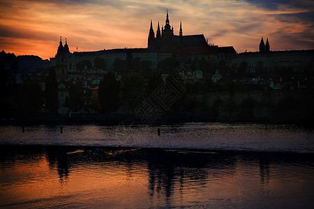布拉格城堡剪影日落灯,捷克共国图片