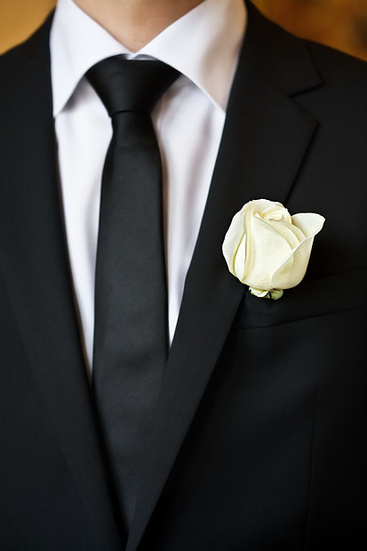 西装上白色的玫瑰图片