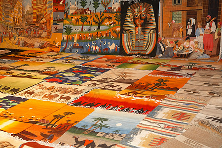 市场上的阿拉伯地毯图片
