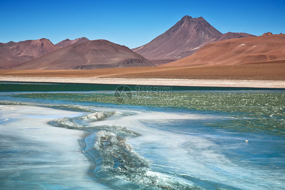 查看智利阿塔卡马沙漠的冰冻泻湖Quepiaco阿卡马拉奇火山图片