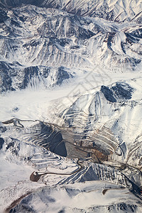 智利阿塔卡马沙漠雪下露天矿山的鸟瞰图高清图片