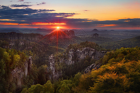 德国萨克森瑞士公园Carolafelsen的Schrammysteine彩色日落景观图片