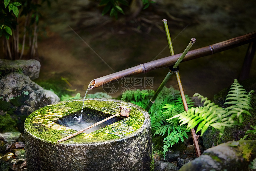 日本京都仁济寺的日本传统竹喷泉盆地提供了洗手口腔的仪式高清图片下载 正版图片 摄图网