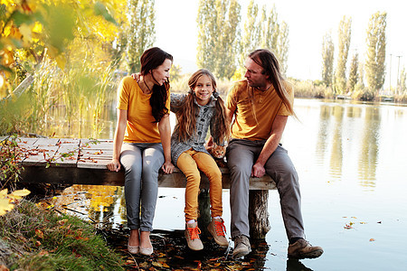 家人坐湖边图片