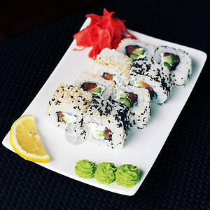 寿司卷盘子里图片