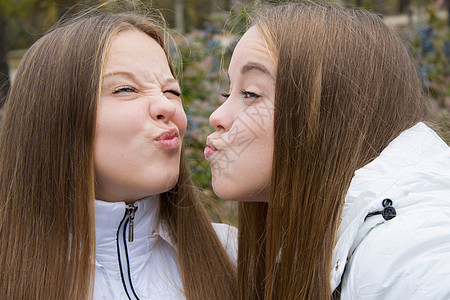 两个女孩朋友撅嘴图片素材