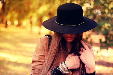 街头时尚个漂亮女孩的特写肖像戴着帽子绒夹克着带条纹的包美丽的秋姑娘图片