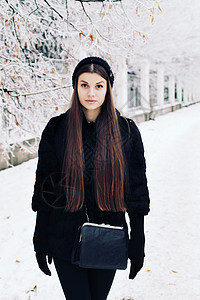 时尚肖像的轻时尚美女摆着黑色的帽子户外,生活方式,冬天图片
