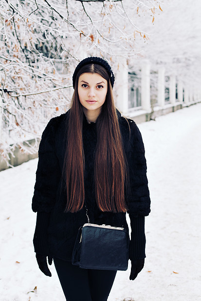 时尚肖像的轻时尚美女摆着黑色的帽子户外,生活方式,冬天图片