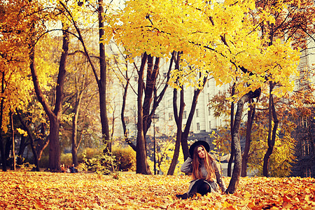 时尚肖像户外轻长发美丽的模特秋天的公园散步图片