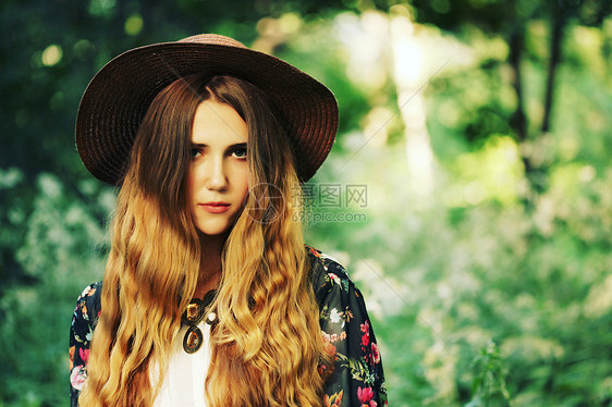 时尚肖像美丽的嬉皮轻女子穿波霍别致的衣服夏季帽子户外柔温暖的复古色调艺术波西米亚风格图片