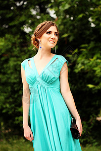 时尚照片感魅力模特穿着优雅的绿松石连衣裙摆户外图片