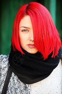 美丽的红头发女人户外摆姿势街头风格图片