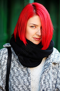 美丽的红头发女人户外摆姿势街头风格图片