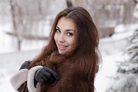 冬天个美丽的轻女人的肖像图片