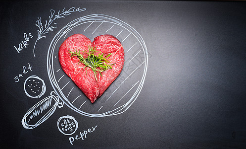 心形切碎的肉黑色黑板上涂油漆的锅配料,顶部的视图,文字的位置吃肉的人食客图片