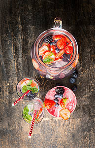 水壶璃杯,水浆果乡村木制背景,顶部视图排饮料夏天的饮料图片