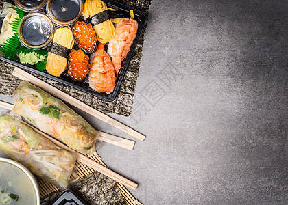 寿司菜单与夏季卷,黑吉里酱油灰色的石头背景,顶部视图,地点为文字,边界图片