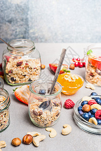 早餐罐子里,准备新鲜浆果,坚果穆斯利健康干净的食品理念图片
