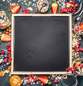 穆斯利浆果周围黑色空白黑板背景健康的早餐排清洁食物的图片