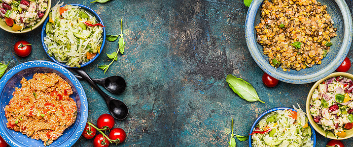 健康的同沙拉碗黑暗的老式背景乡村沙拉乡村碗里沙拉吧,顶景,横幅健康食品素食饮食图片